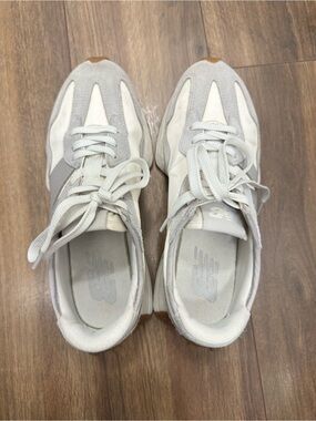 New Balance 327 White & Light Gray Suede-Trim Runner Sneakers women’s 8.5